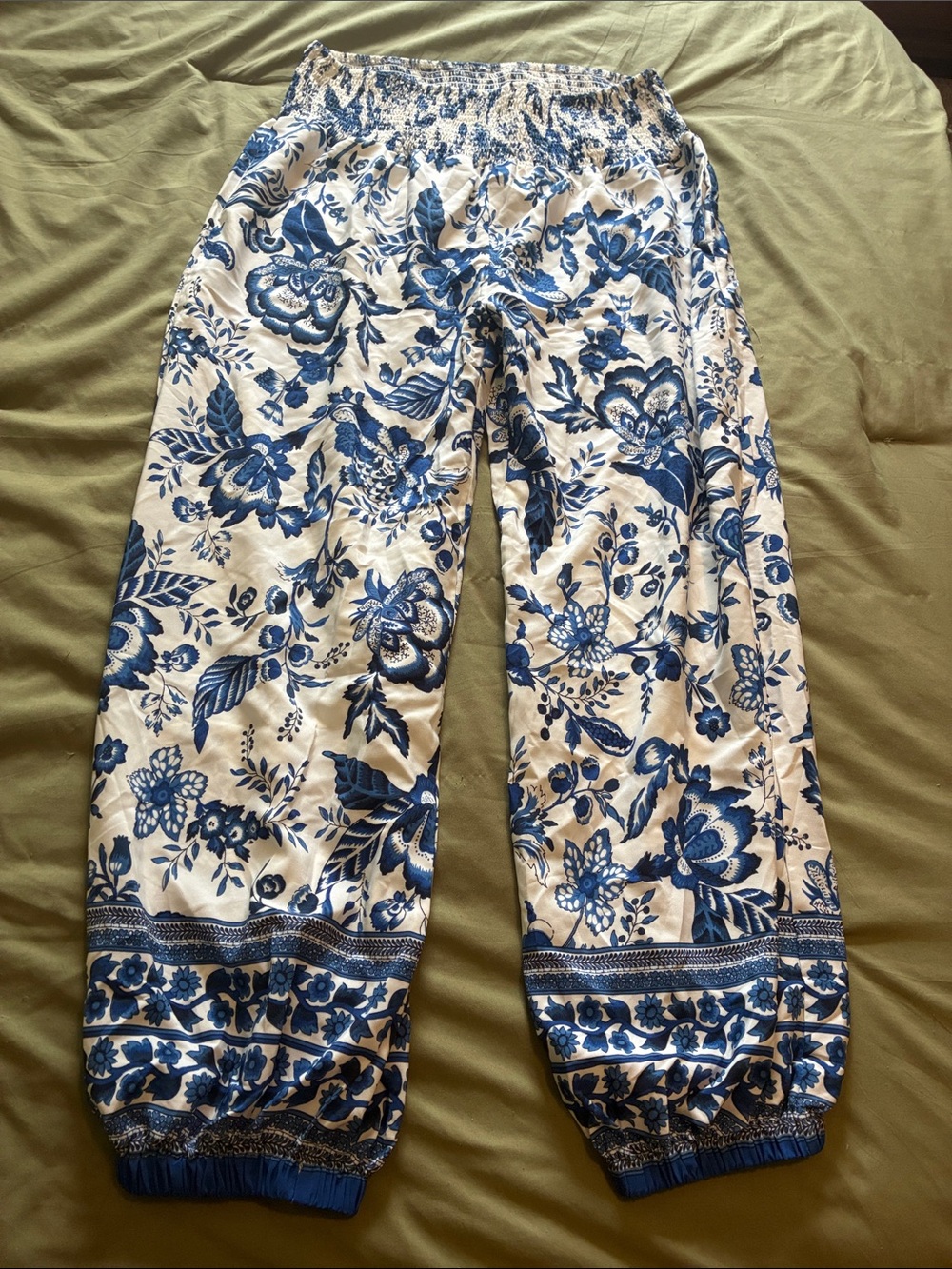 NWT Cupshe White and Blue Floral Elastic-Waist Women’s Joggers